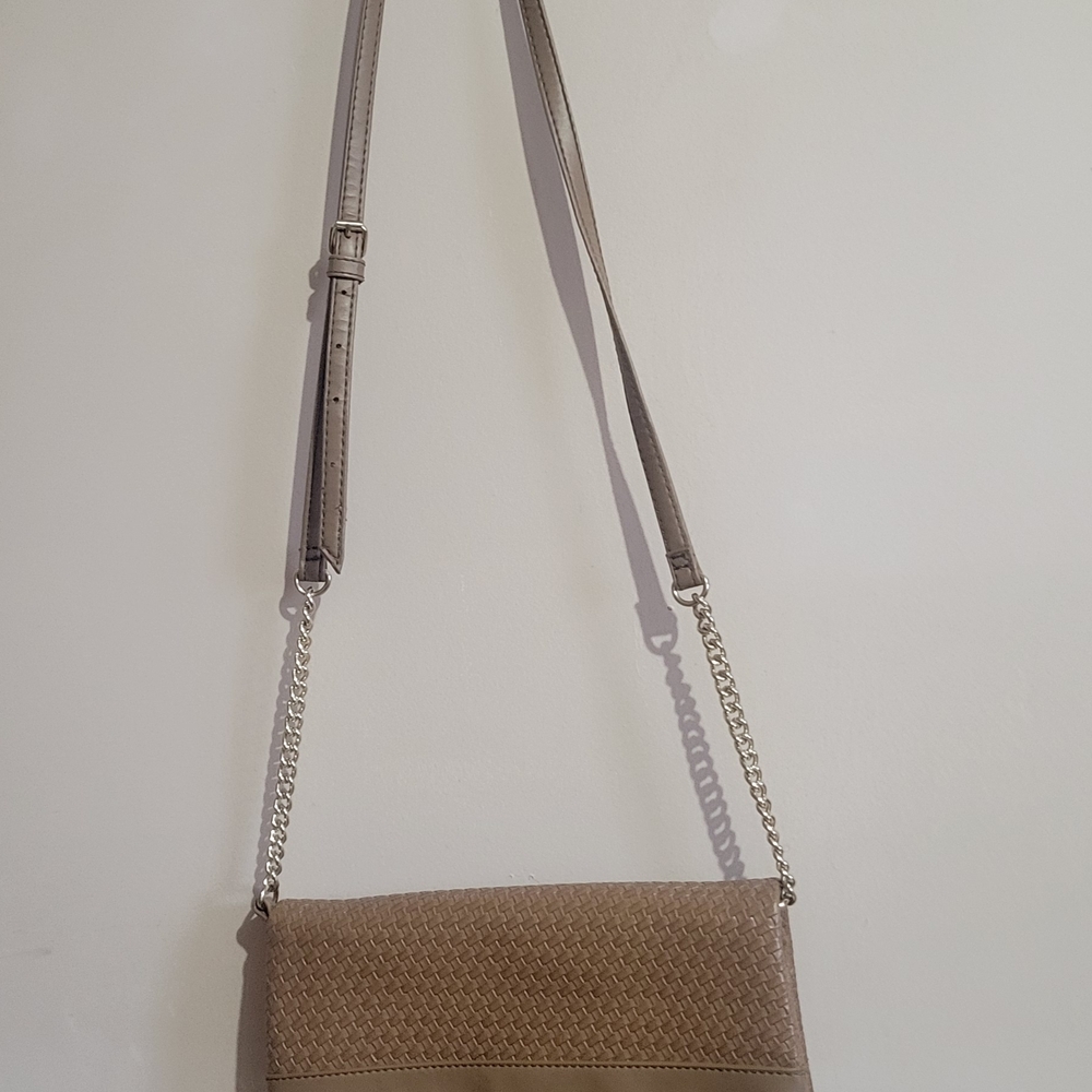 Elegant Tan Woven Clutch Bag - Picture 2 of 8